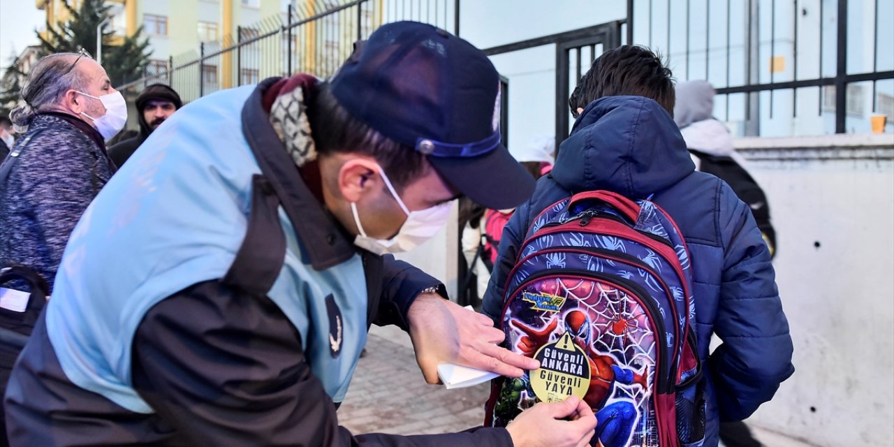 Ankara Büyükşehir Belediyesi öğrencilere ücretsiz dağıttı: Reflektörlü çıkartma!