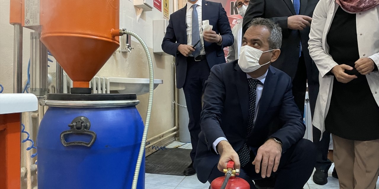 Bakan Özer'den Konya'da meslek lisesi ziyareti