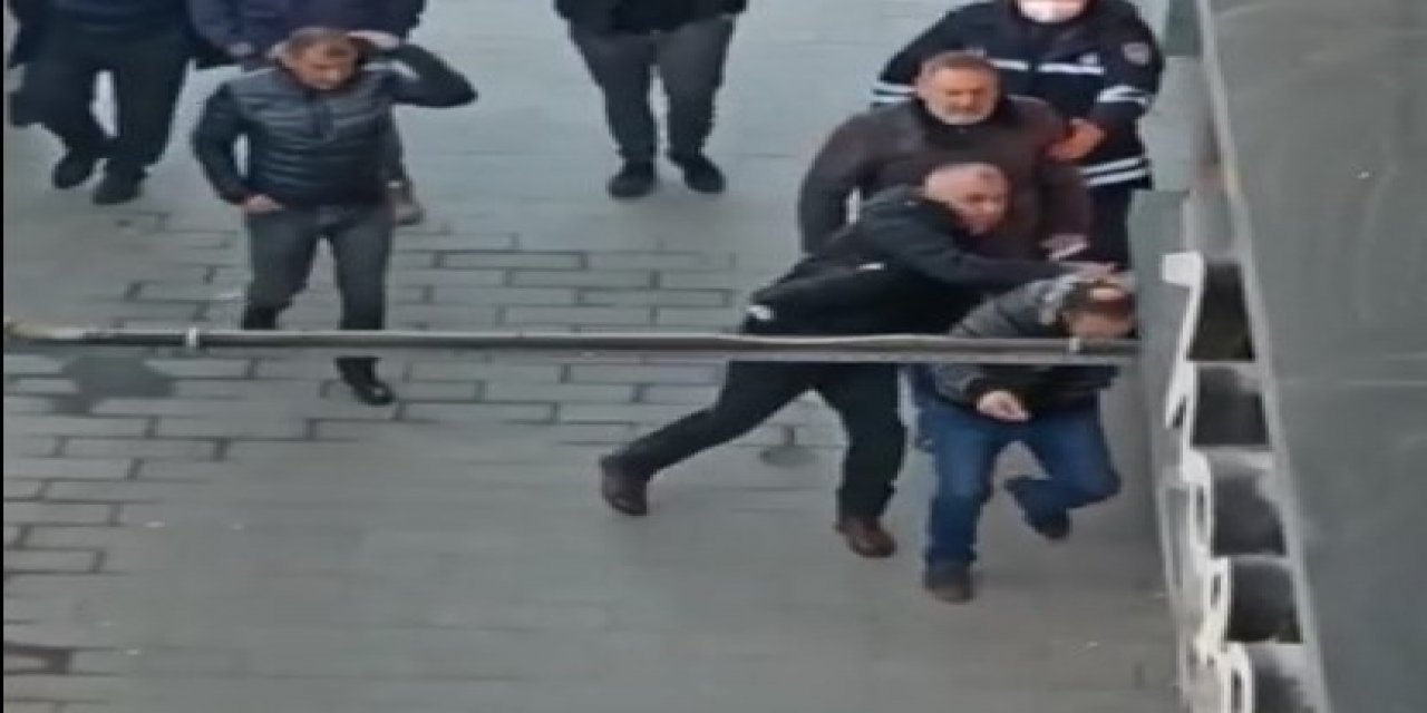 Yanlış anlaşılınca cadde ortasında tekme tokat dayak yedi