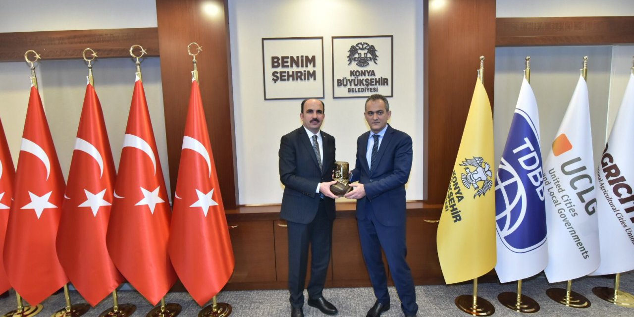 Bakan Özer, eğitime katkısından dolayı Başkan Altay’a teşekkür etti