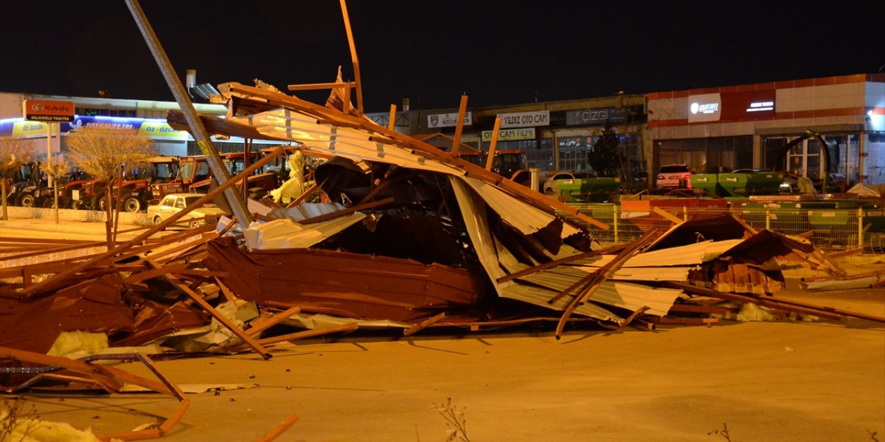 Karaman'da öğrenci yurdunun çatısı uçtu