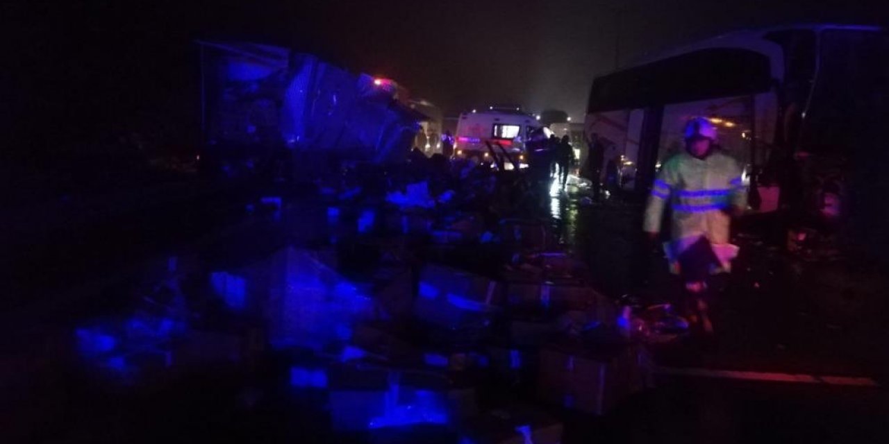 Yolcu otobüsü TIR'a çarptı: 1 ölü, 13 yaralı