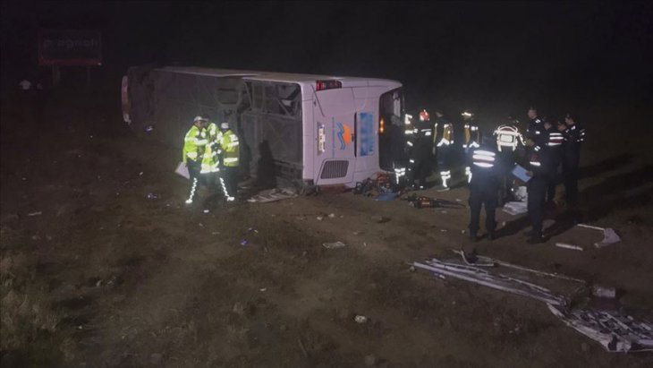 Yolcu otobüsü devrildi: 1 ölü, 45 yaralı