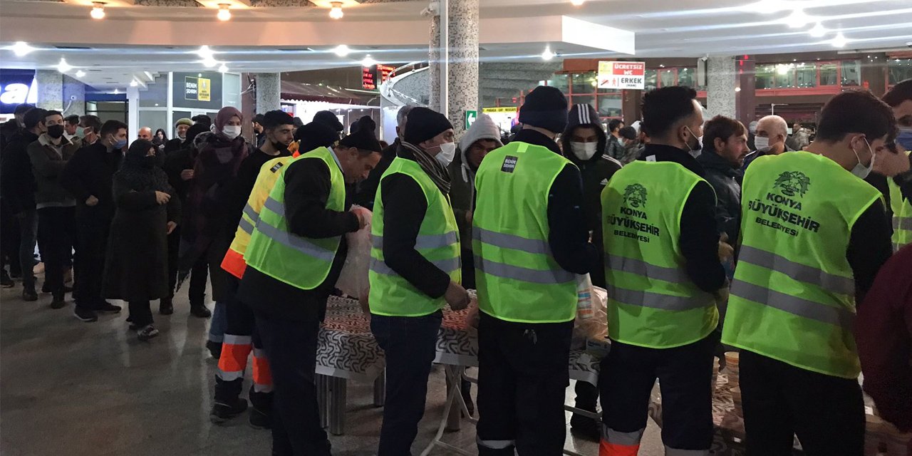 Konya'da yollar kapandı, otogarda bekleyen yolculara yemek ikramı yapıldı