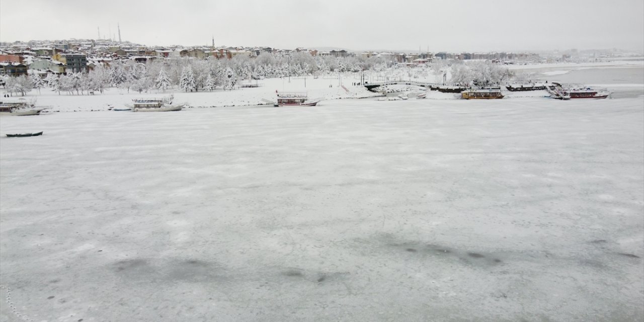 Konya'da eşsiz manzara! Buz tutan göl beyaza büründü