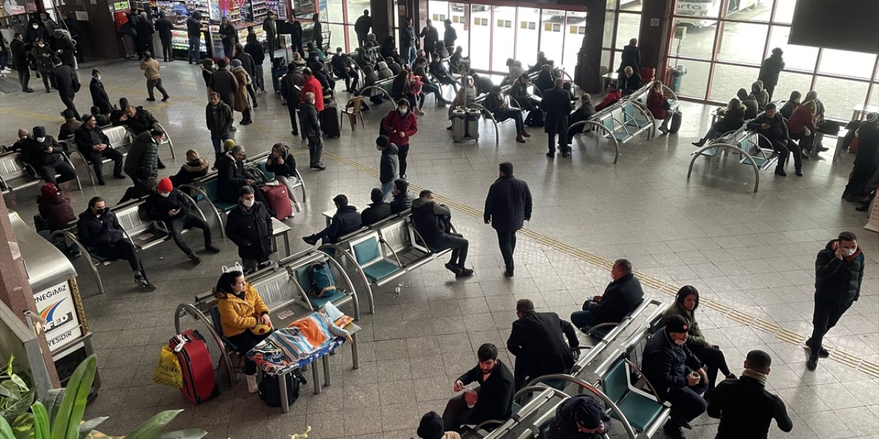 Konya'da kar yolları kapatınca geceyi otogarda geçirenlere yemek ikramı yapıldı