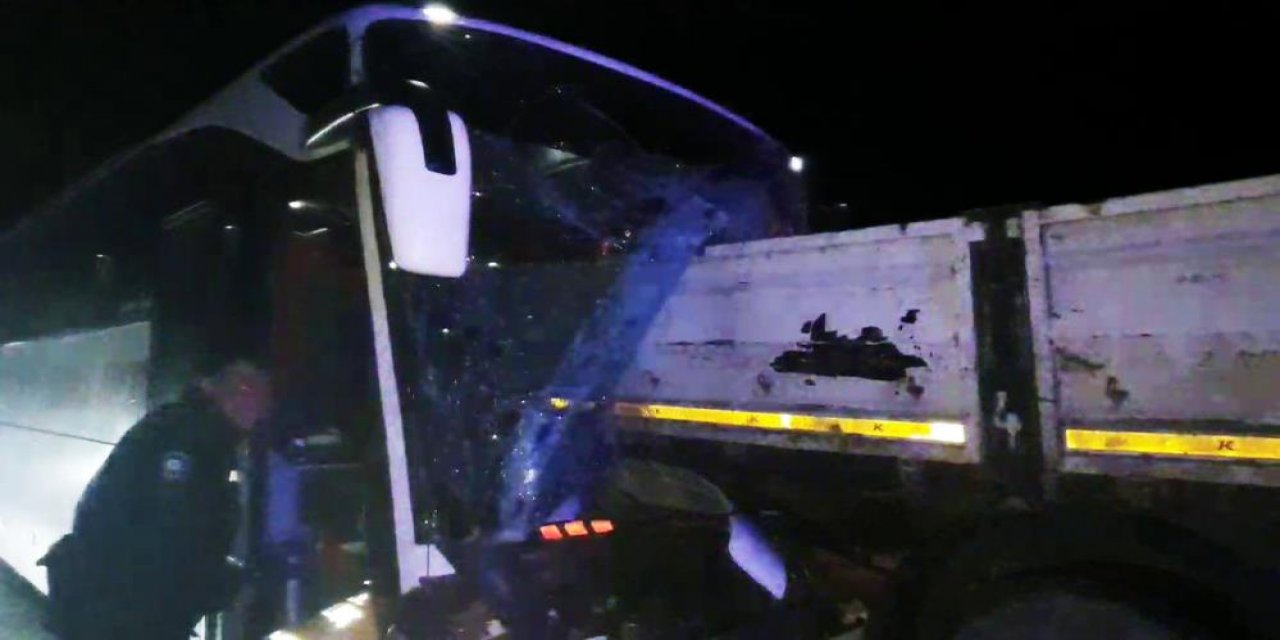 Yolcu otobüsü tırın dorsesine saplandı: 1 ölü, 14 yaralı