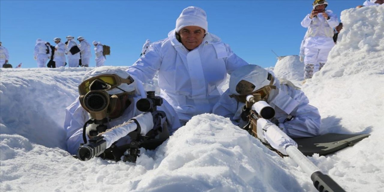 Mehmetçik karlı dağlarda terörist avında