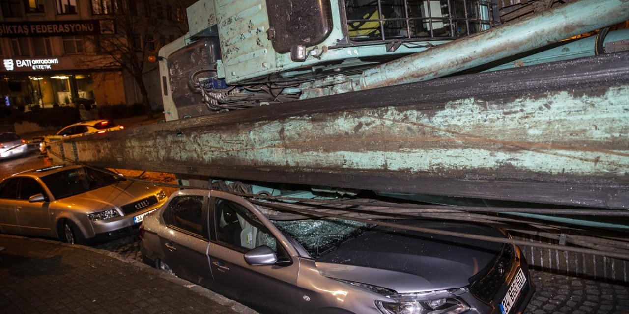 Tırda yüklü iş makinesi 3 otomobilin üzerine devrildi