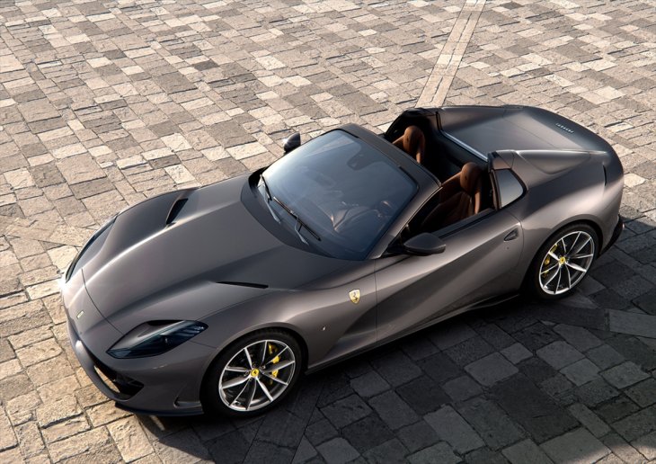 Ferrari üstü açılabilen yeni aracını tanıttı