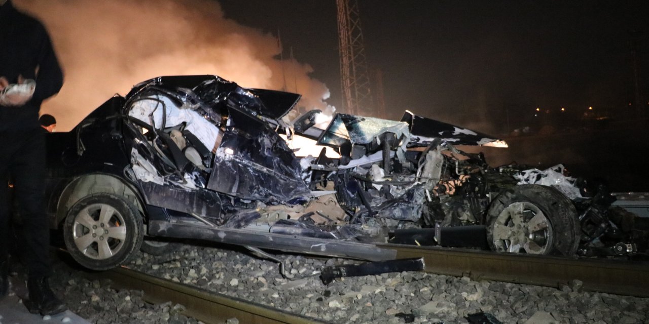 Konya treninin çarptığı otomobil bir kilometre sürüklendi