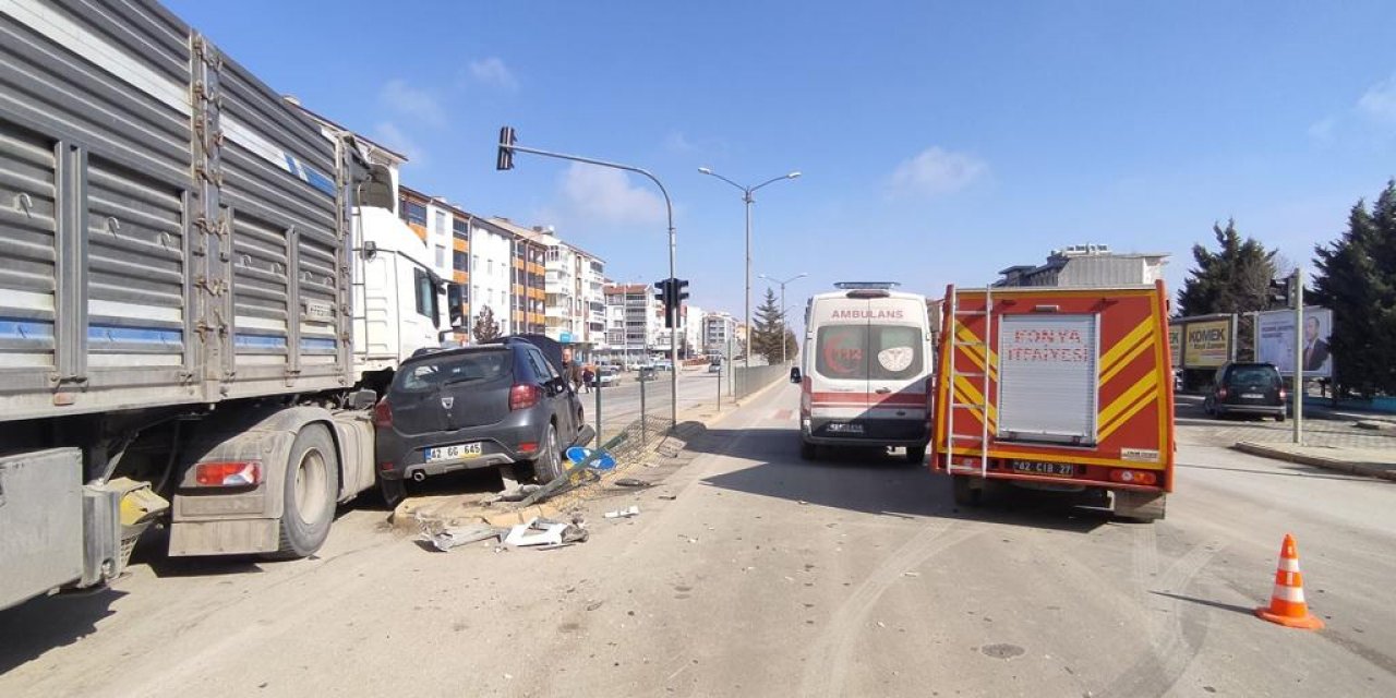 Konya'da TIR’la çarpışan otomobilin sürücüsü yaralandı