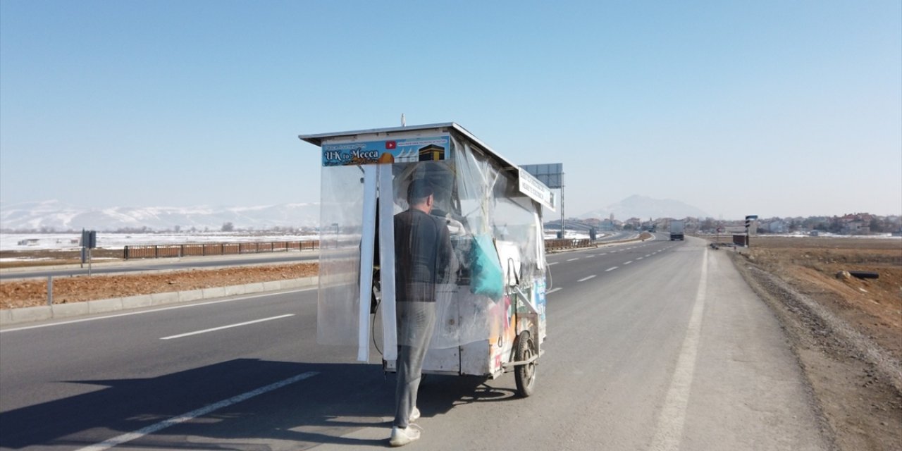 Hac için İngiltere'den yürüyerek yola çıkan Iraklı, Konya'ya ulaştı