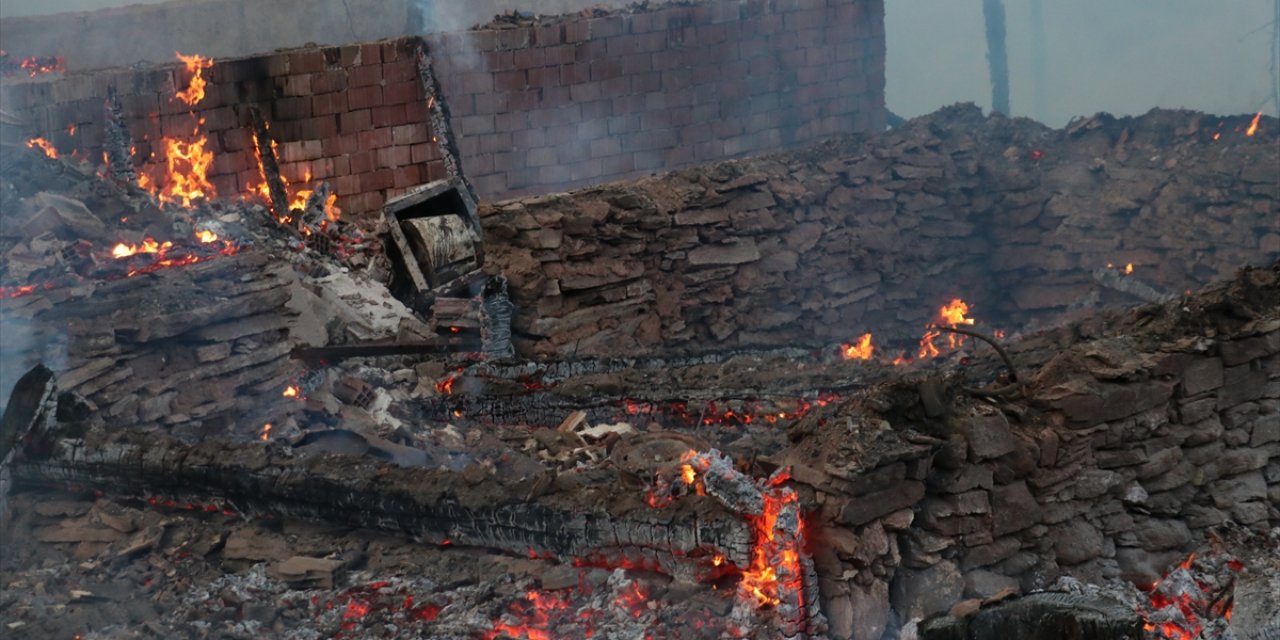 Köyde çıkan yangın 15 evi kül etti