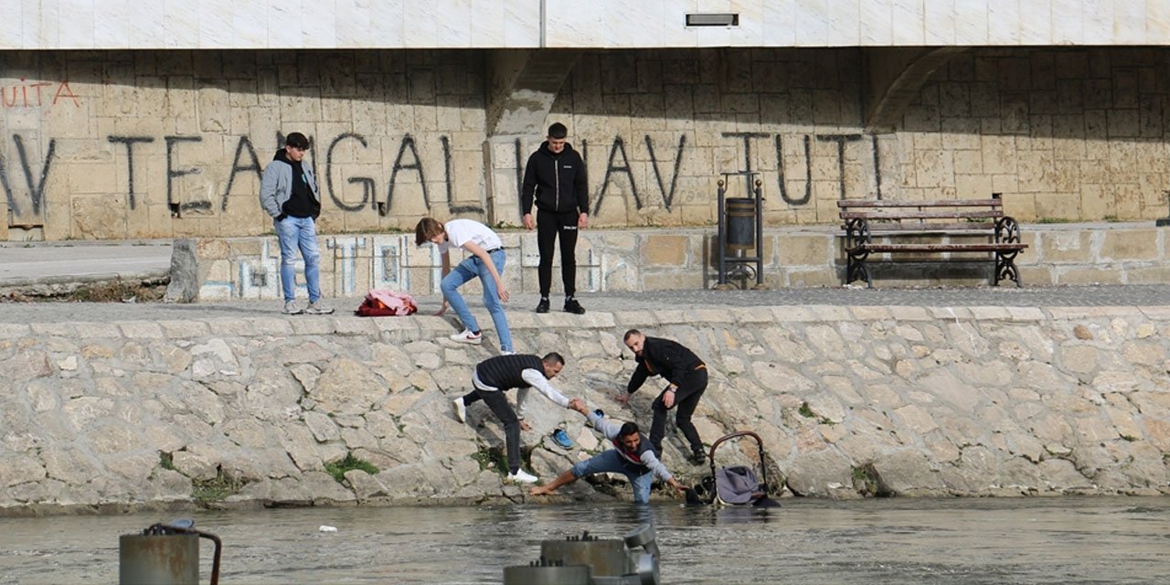 Genç kadın, pusetteki bebeğiyle nehre düştü