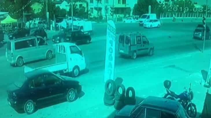 Genç kıza otomobil böyle çarptı