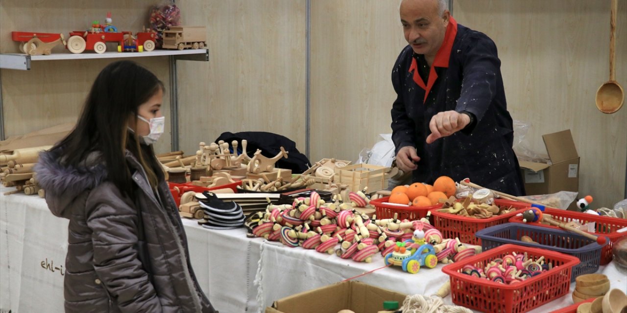 Tornasıyla il il gezip, gönül verdiği oyuncağın unutulmaması için çaba harcıyor