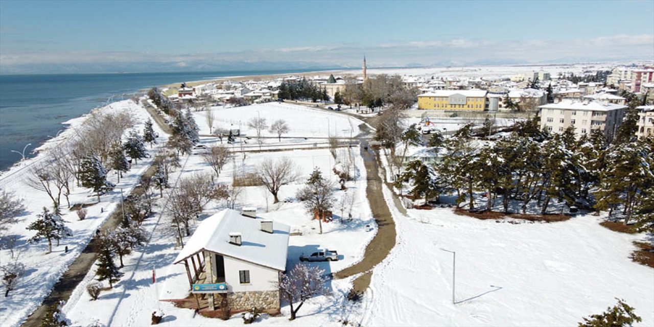 Beyşehir Gölü kıyıları beyaza büründü