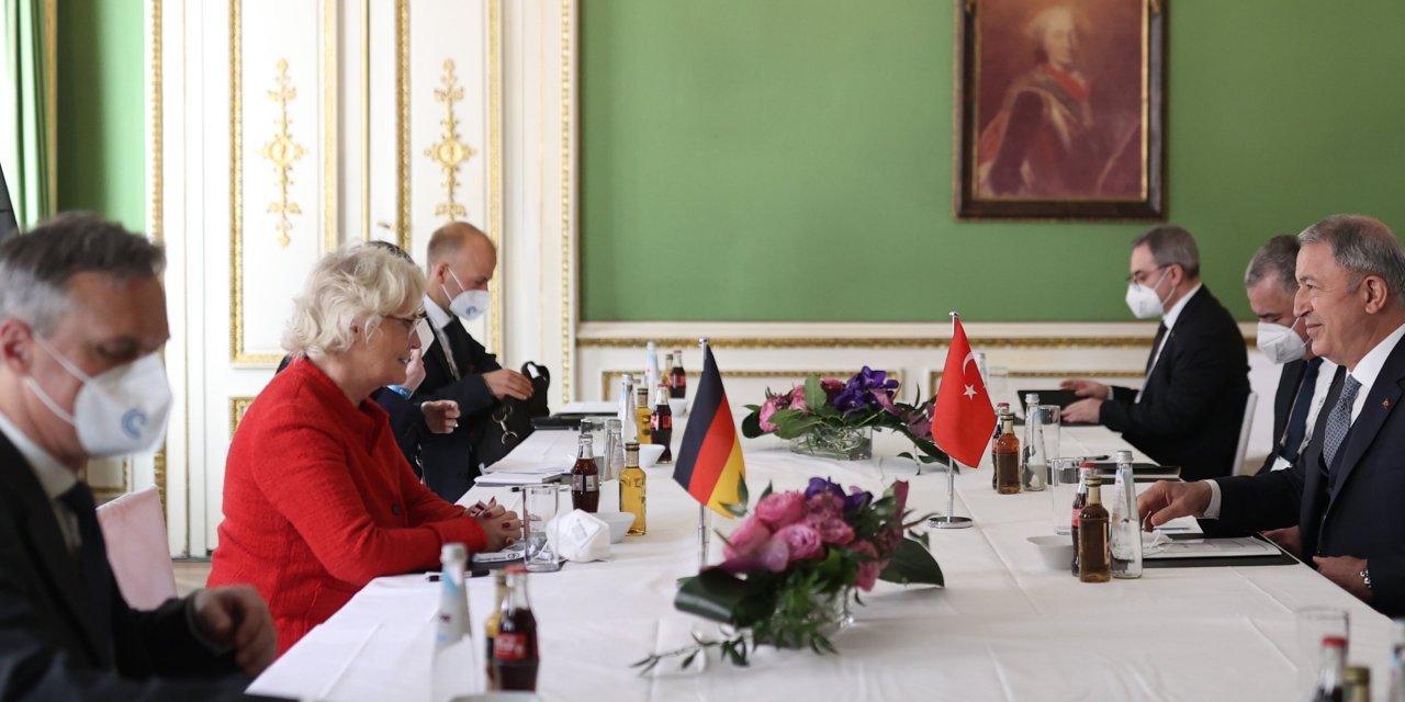 Bakan Akar, Almanya Savunma Bakanı Lambrecht ile görüştü