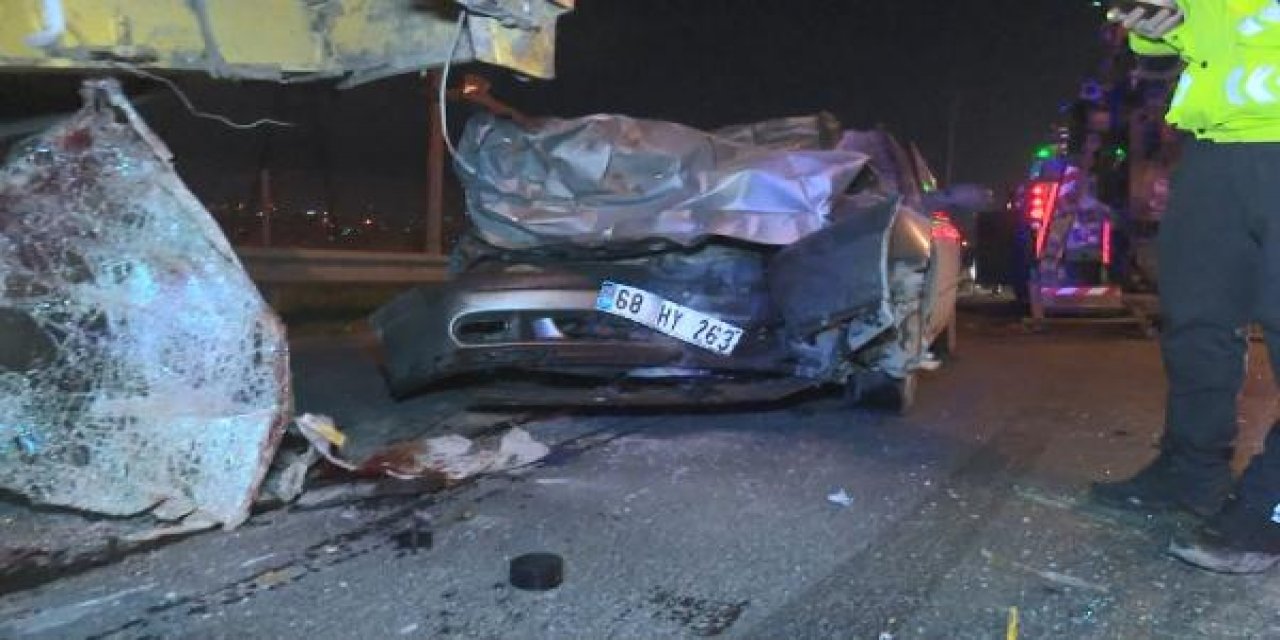 Otomobil TIR’ın altına girdi: 2 ölü, 3 yaralı