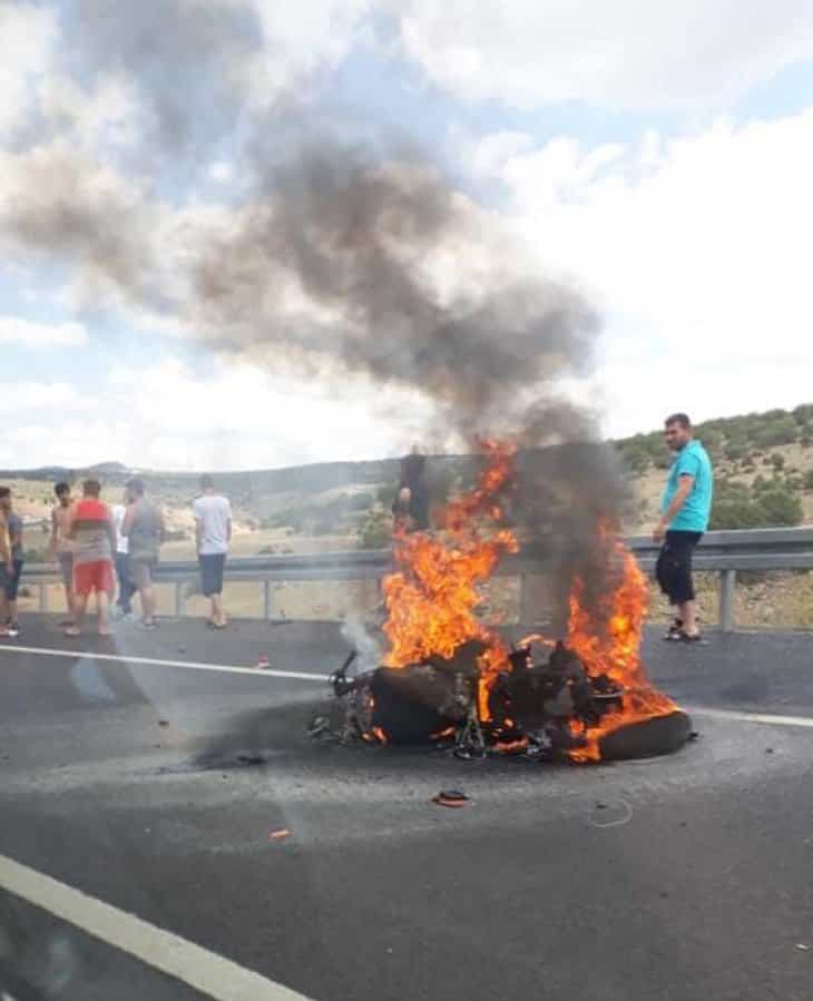 Devrilen motosiklet yandı, sürücü öldü
