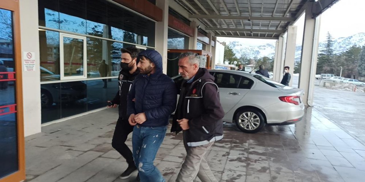 Konya’da bacağına sarılı eroinle yakalanan şüpheli tutuklandı