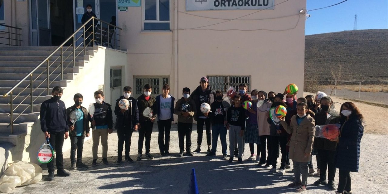 Konya'da üniversite öğrencilerinden köy okullarına gönül köprüsü