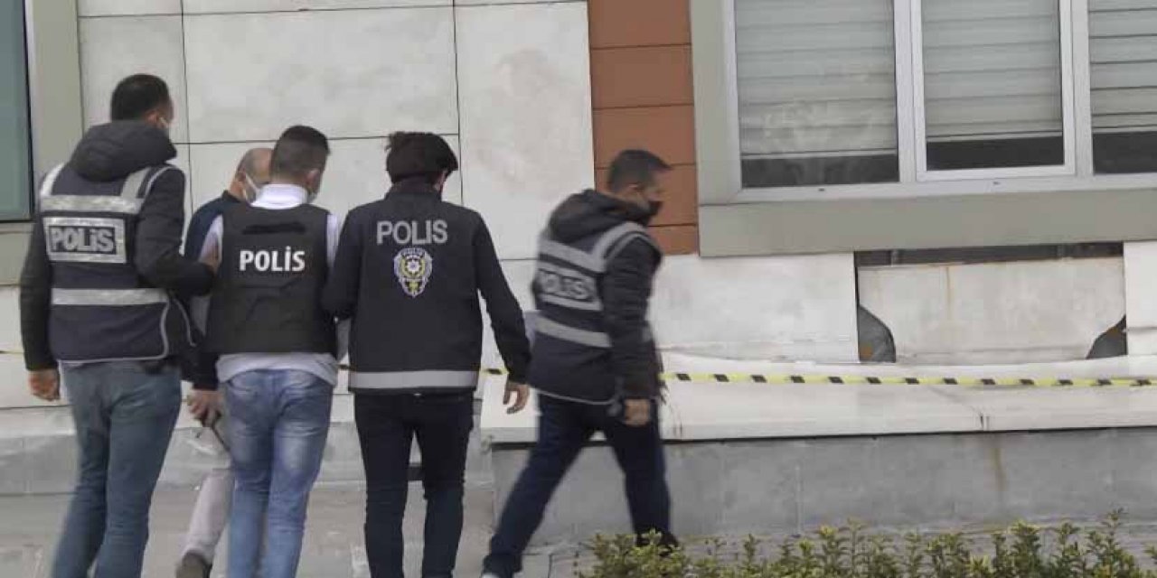 Arkadaşını sokak ortasında bıçaklayarak öldürdü