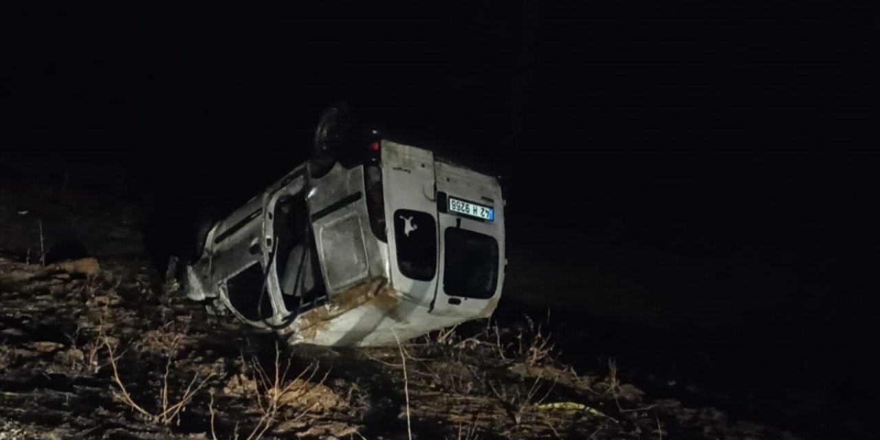 Konya yolunda devrilen panelvandaki 2 kişi yaralandı