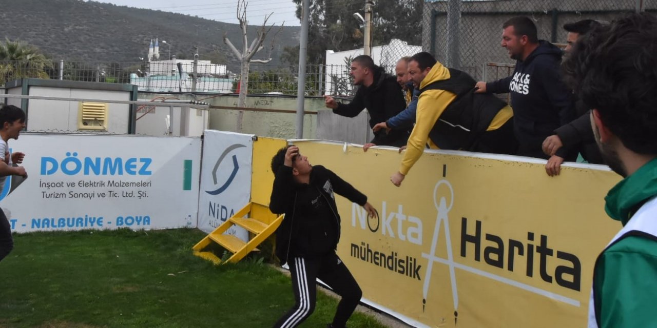 Tribünden inip top toplayıcısına saldırdı