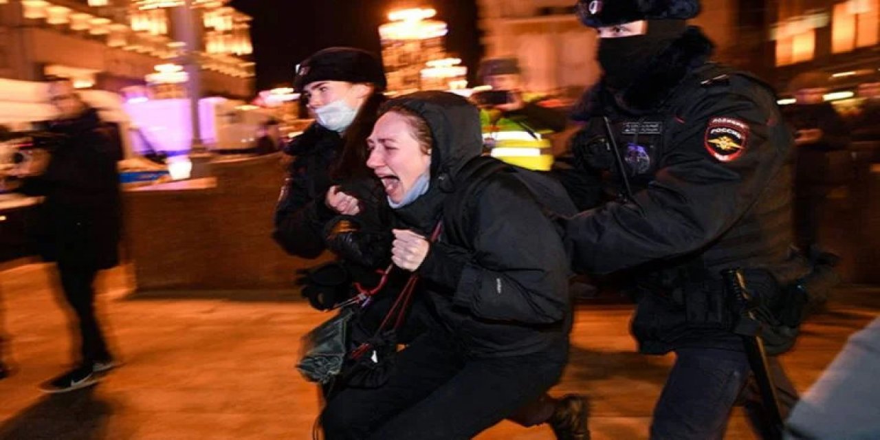 Rusya'da savaşa hayır gösterisi yapanlar gözaltına alınıyor