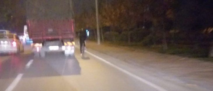 Konya'da bisiklet sürücüsünün trafikteki tehlikeli yolculuğu görüntülendi