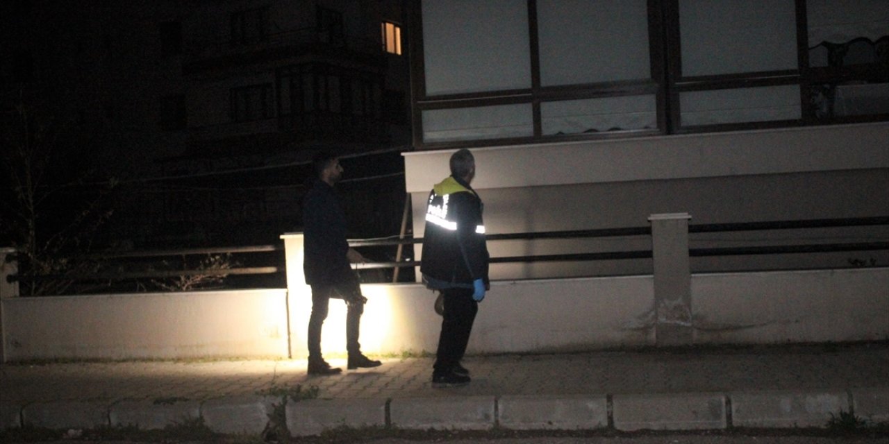 Aldattığını iddia ettiği eşini öldürdü, canına kıymak istedi