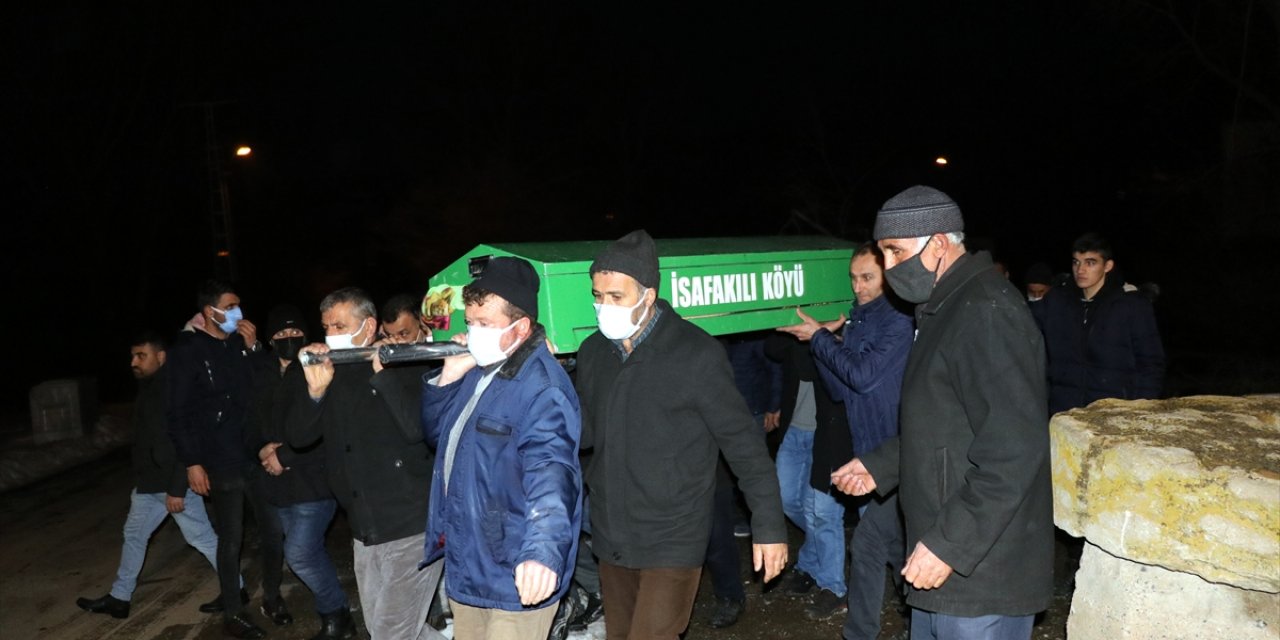 Doğal gazdan zehirlenen anne toprağa verildi