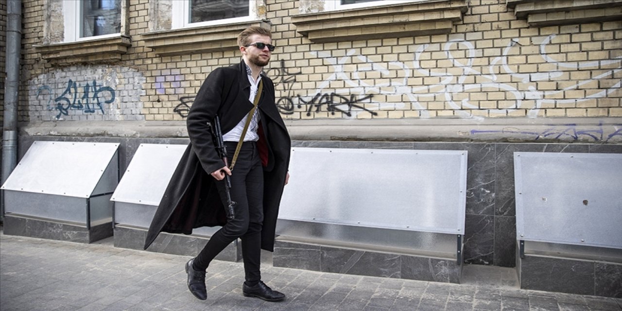 Ukrayna'nın en genç milletvekili Kiev'i savunmak için silahlandı