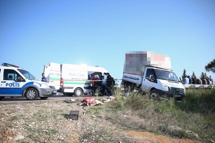 Minibüsün çarptığı kamyonetin altında kalan çocuk öldü