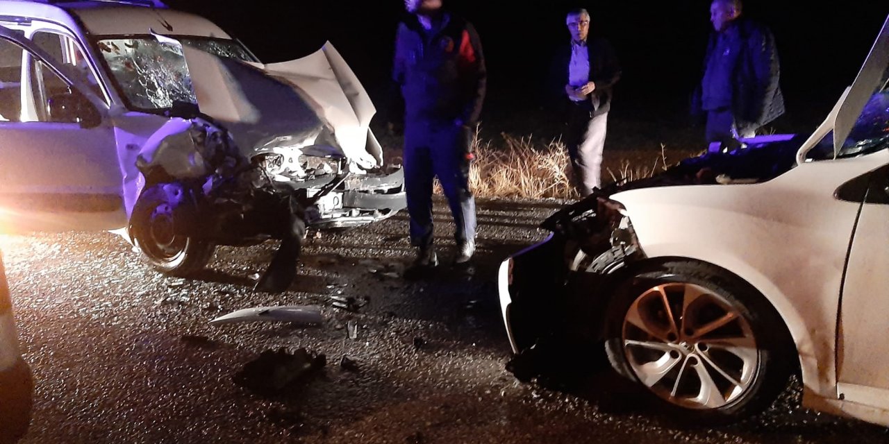 Konya'da iki araç çarpıştı! 7 kişi yaralandı