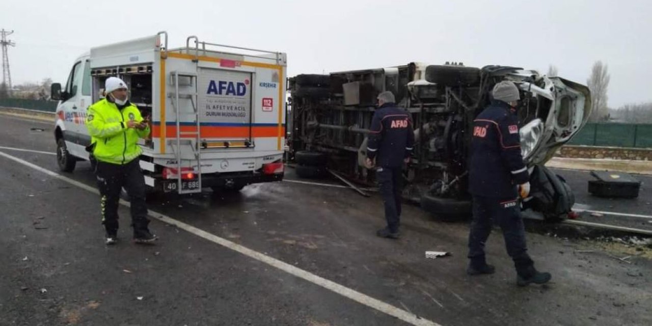 TIR ile kamyonet çarpıştı: 1 ölü, 1 yaralı