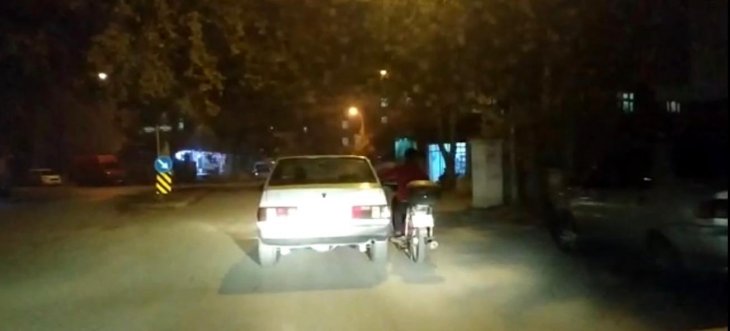 Konya’da tehlikeli yolculuk! Otomobille motosikleti çekti
