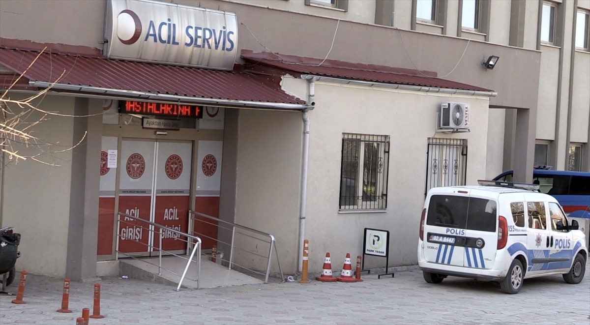 Otomobil kaza yerindeki kalabalığa daldı: 1 polisimiz şehit oldu