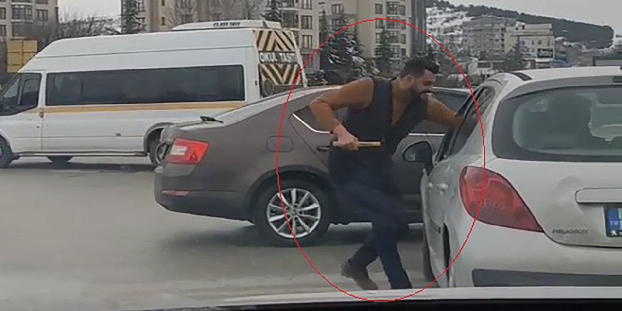 Korna çalan sürücüye çekiçle saldırdı