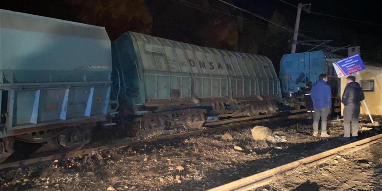 Demir cevheri yüklü 7 vagon devrildi