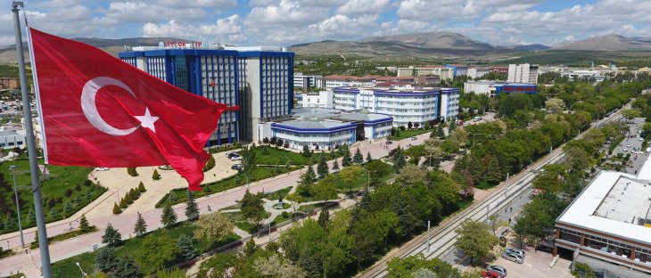 Devlet üniversitesinde okuyan öğrenciler daha 'mutlu'