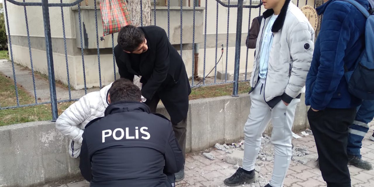 Konya'da okul önünde bıçaklı kavga! 2 öğrenci yaralandı
