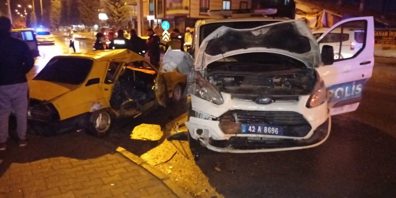 Konya'da polis aracı otomobille çarpıştı! 4 yaralı var