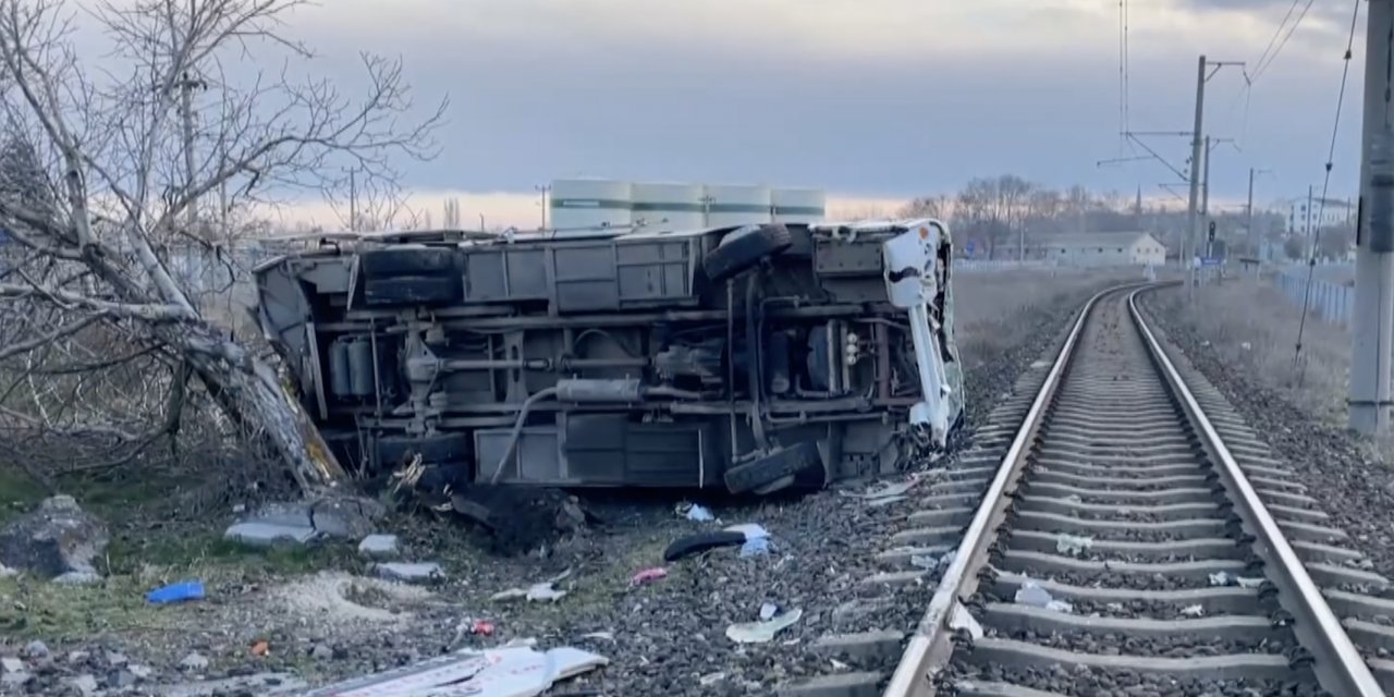 Tren işçi servisine çarptı: 27 yaralı!