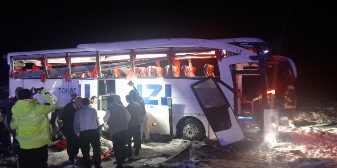 Yolcu otobüsü devrildi, 4'ü ağır 20 kişi yaralandı