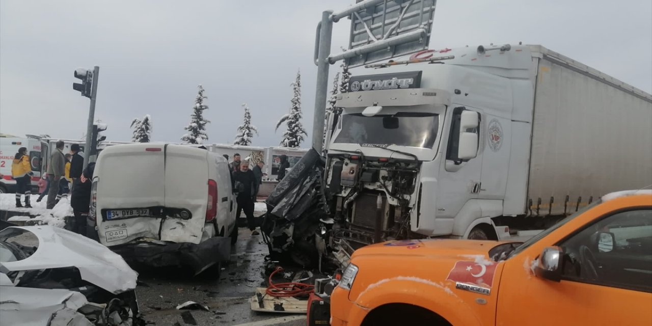 TIR, kavşakta bekleyen 7 aracı çarptı. Kaza anı kameraya yansıdı