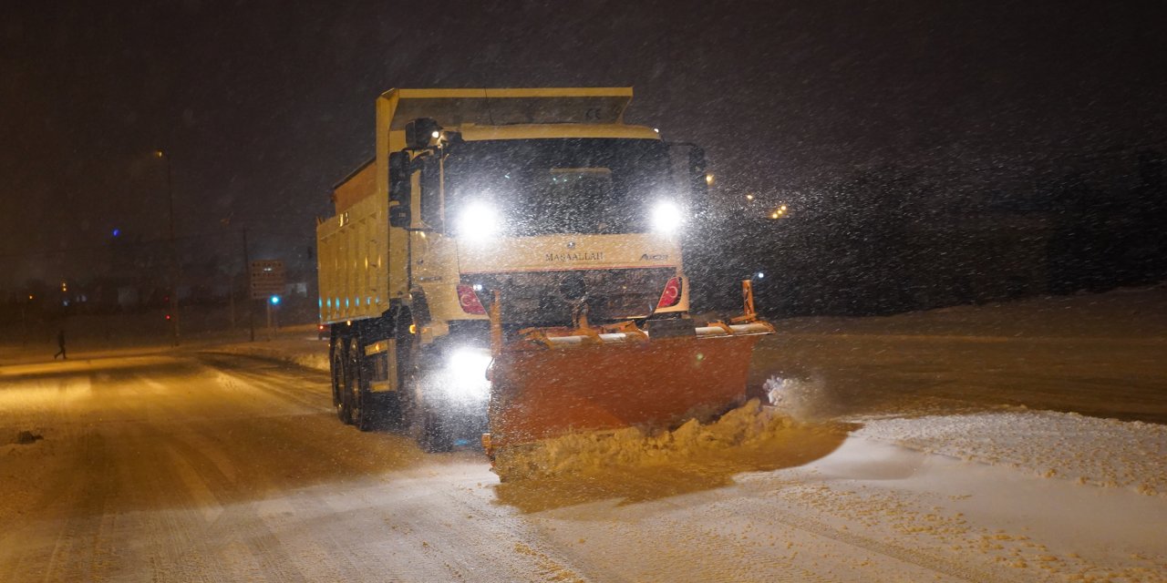 Konya Selçuklu Belediyesi, kar mesaisini gece boyunca sürdürdü