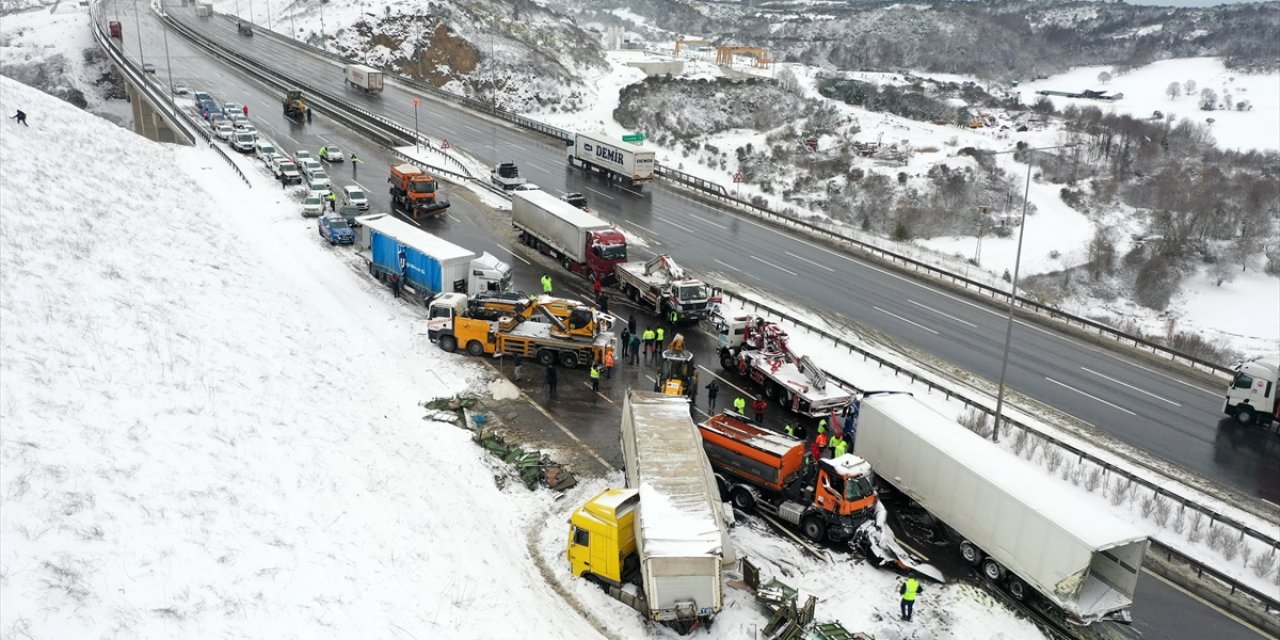 4 TIR ile kar küreme aracının karıştığı zincirleme kaza!